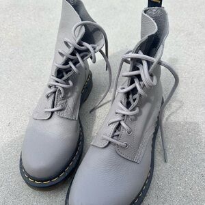 Dr. Martens 8 EYE Gray Leather Women's Boots size 9